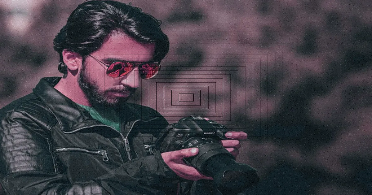 Photographer capturing floating peach outfit on hangers outdoors. — Foto: Amar  Preciado / Pexels