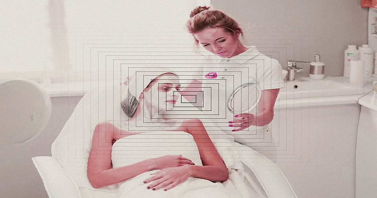 A serene spa setting featuring a facial treatment with a professional beautician, highlighting relaxation and skincare. — Foto: Ivan S / Pexels