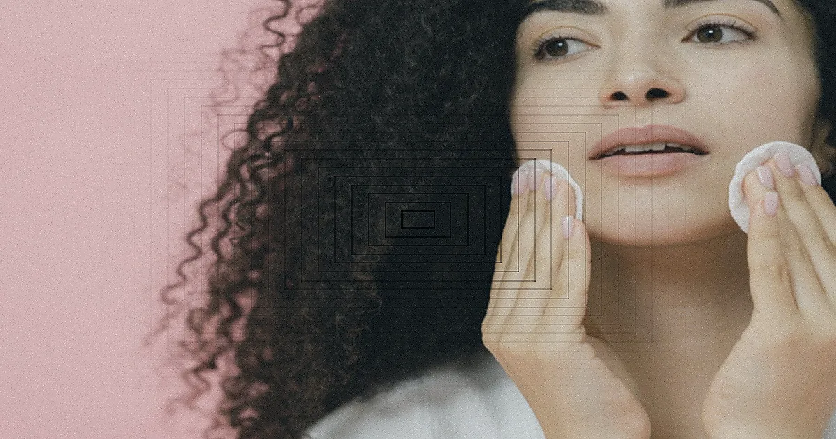 A professional makeup artist applies foundation to a client's face indoors. — Foto: www.kaboompics.com / Pexels
