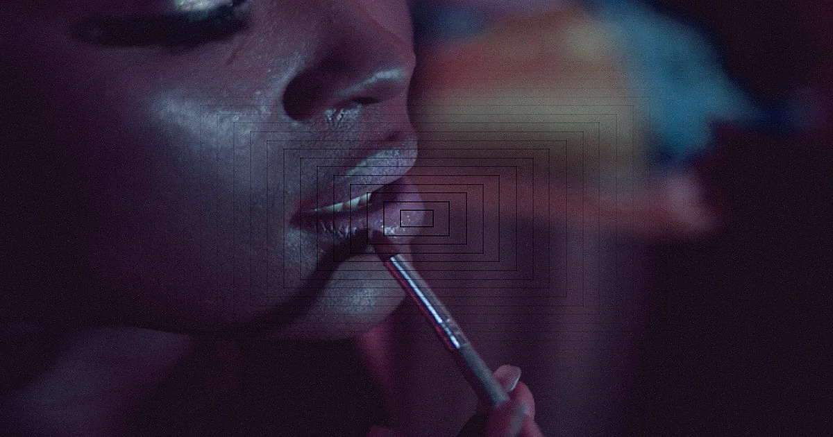 A female model getting her makeup done by a professional artist in a studio setting. — Foto: Luis Becerra  Fotógrafo / Pexels