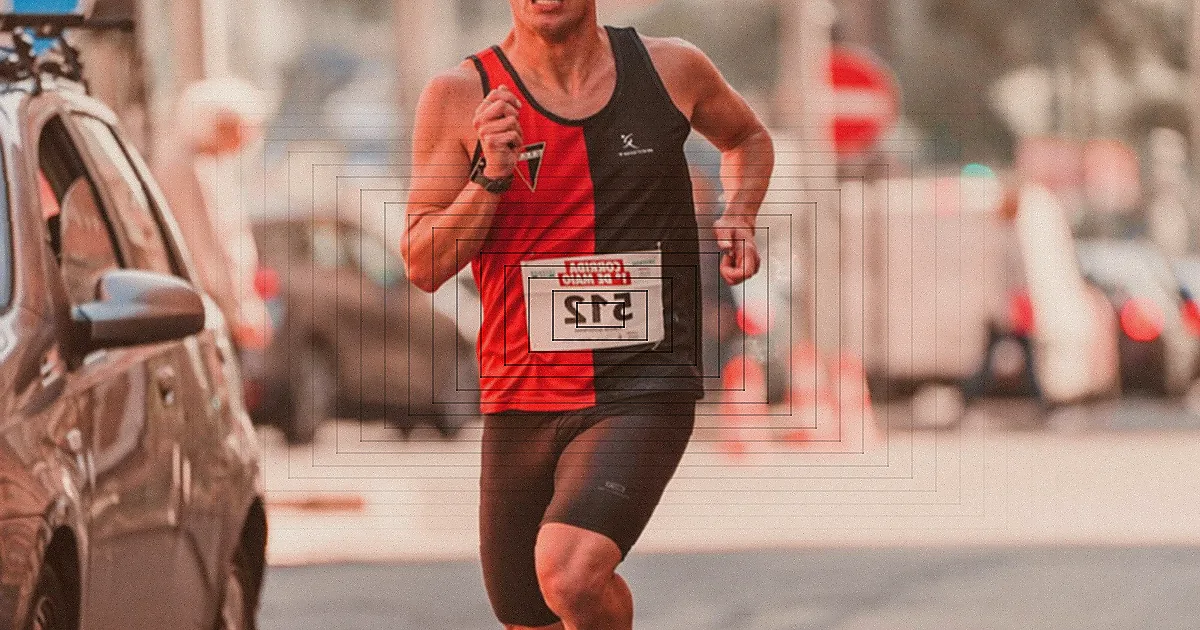 Two male athletes competing in a challenging outdoor trail race with determination. — Foto: RUN 4 FFWPU / Pexels