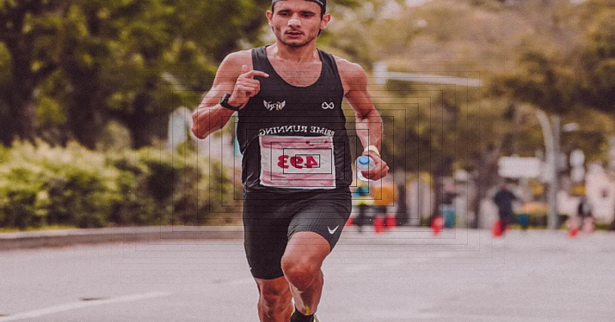 Gritty trail runner in forest race showcasing endurance and determination. — Foto: CRISTIAN CAMILO  ESTRADA / Pexels