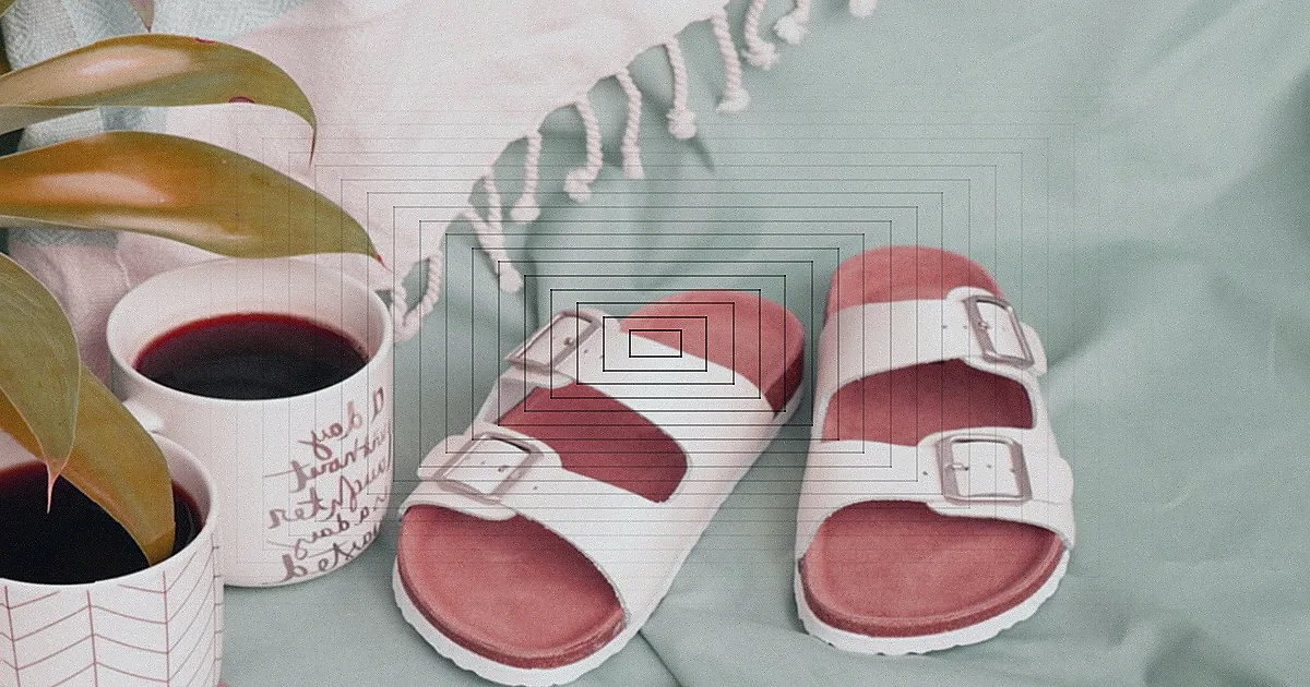 Detailed shot of pink sandals showing size tag and barcode for retail display. — Foto: Atlantic Ambience / Pexels